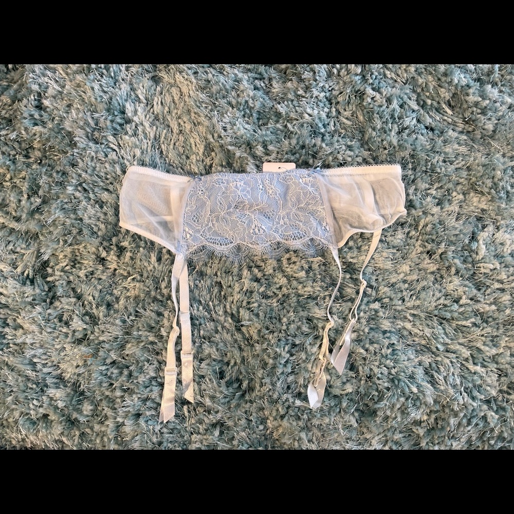 NWT B Tempted Garter Belt Size small  (0049)